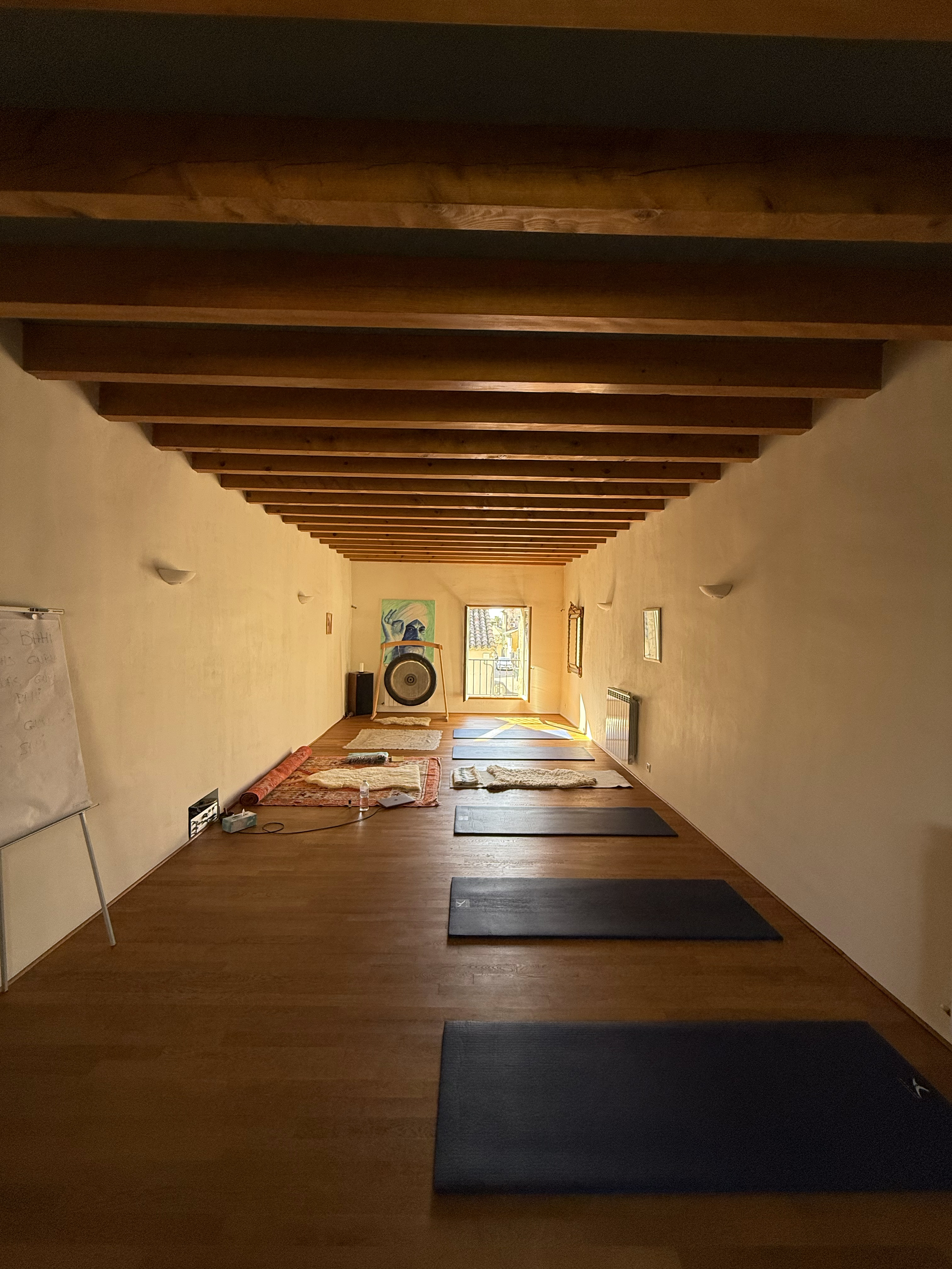 Salle Kundalini yoga Satnam Cadenet